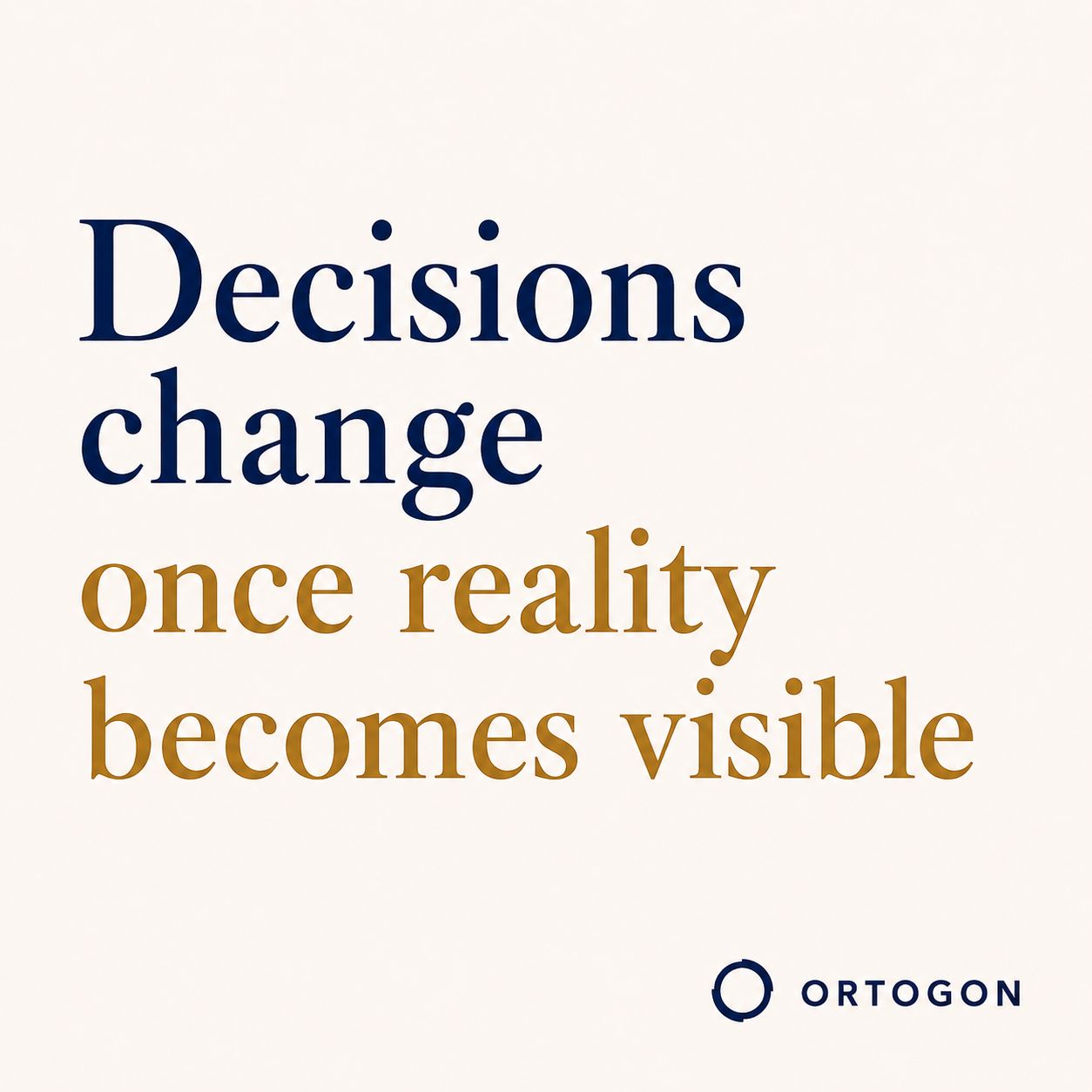Visuel portant le message « Decisions Change Once Reality Becomes Visible », actuellement disponible en anglais.