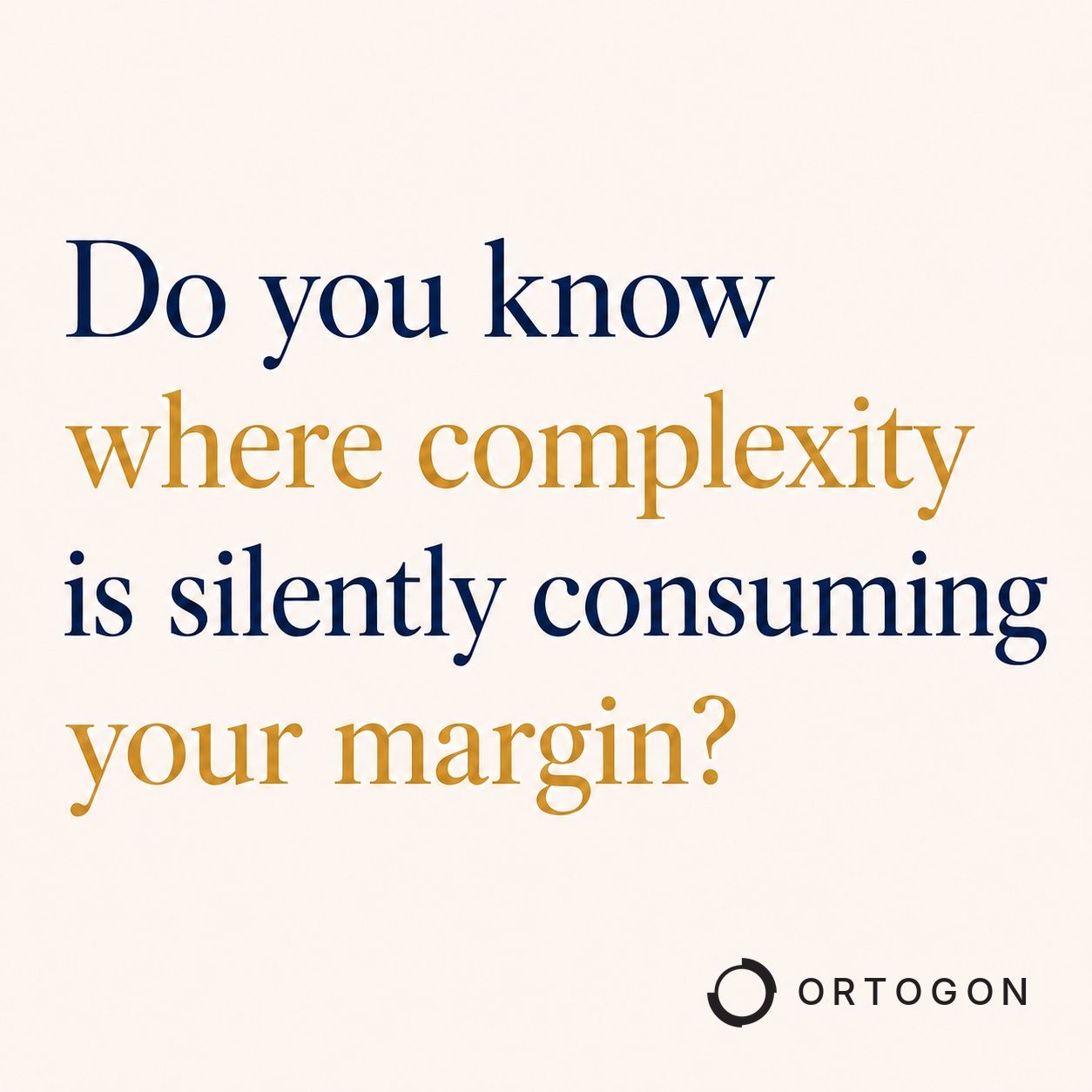 Visuel demandant où la complexité érode silencieusement les marges, actuellement disponible en anglais.